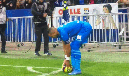 记者：在安古伊萨伤势确定后，那不勒斯立即瞄准了弗拉泰西