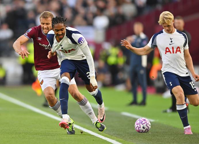 球迷现场尖叫不断（球迷现场尖叫声此起彼伏）