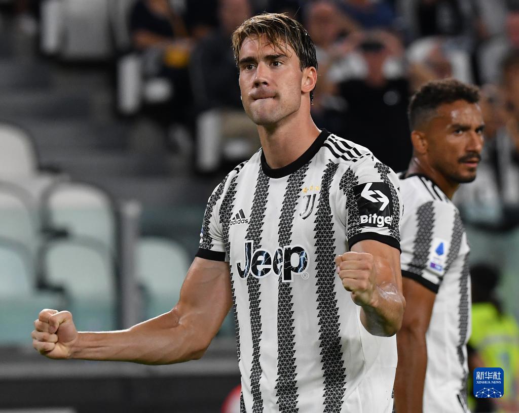 川超凉山队球员飞踹主裁，律师：或面临拘留、罚款和长期禁赛（川超凉山队球员脚踹主裁判，律师称或将面临拘留、罚款及长期禁赛）