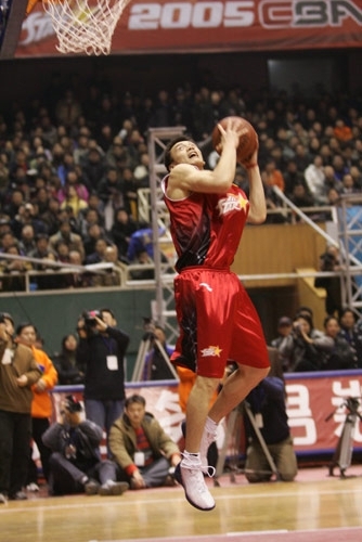 足球西甲榜首易主，冠军形势再变（西甲榜首更迭，冠军悬念再起）