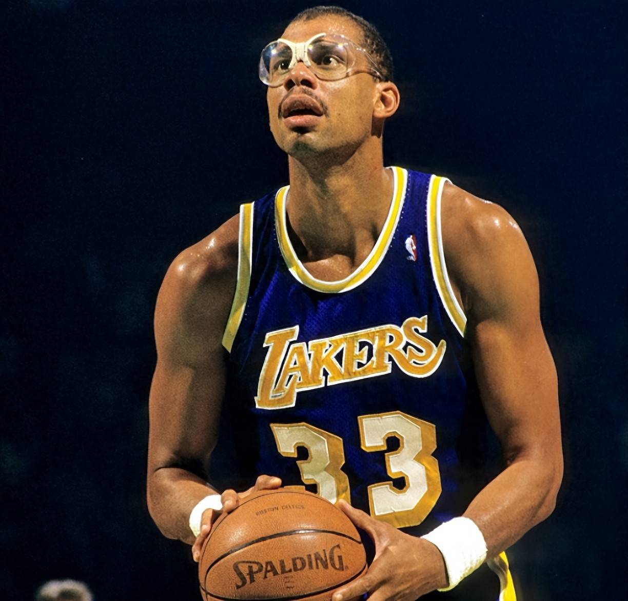 卫报：巴萨将凯恩视为取代莱万的首选目标，很可能激活违约金（卫报：巴萨将凯恩列为莱万接班首选，或启动解约金条款）